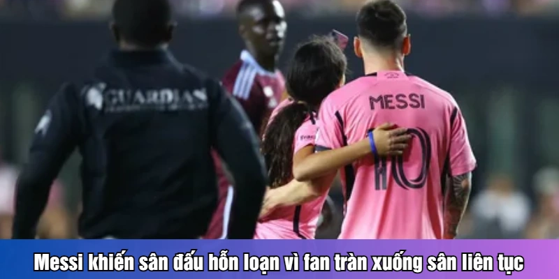 Messi khiến sân đấu hỗn loạn vì fan tràn xuống sân liên tục